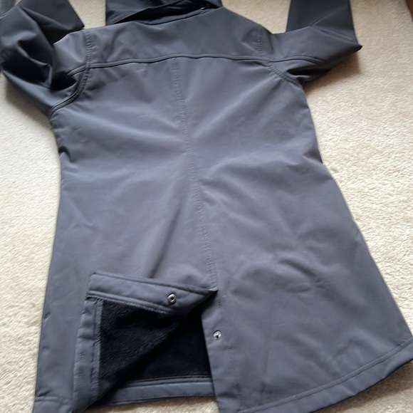 Hooded lined rain coat. Only worn twice - Picture 6 of 6